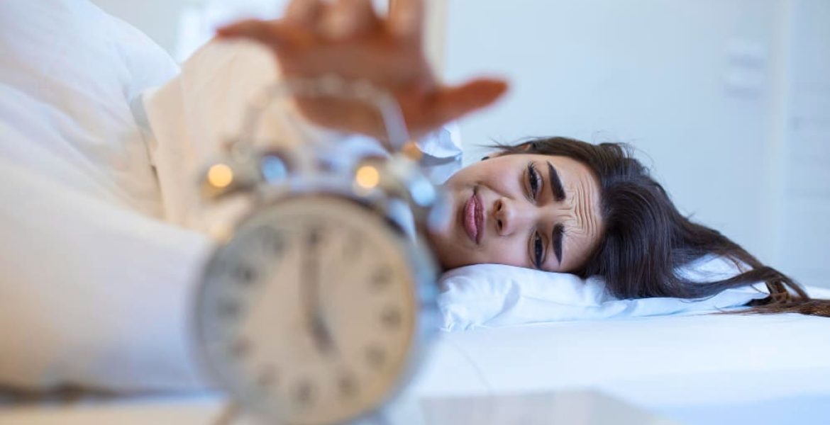 mujer-acostada-cama-apagando-despertador-manana-5-m-mano-apaga-despertador-despertandose-manana-nina-apaga-despertador-despertandose-manana-llamada (1)